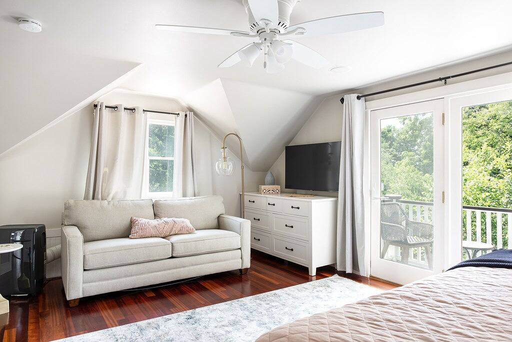 Enjoy Newport, stunning beaches, hot-tub, & relax at the lovely Coastal Hideaway in Middletown, Newport County