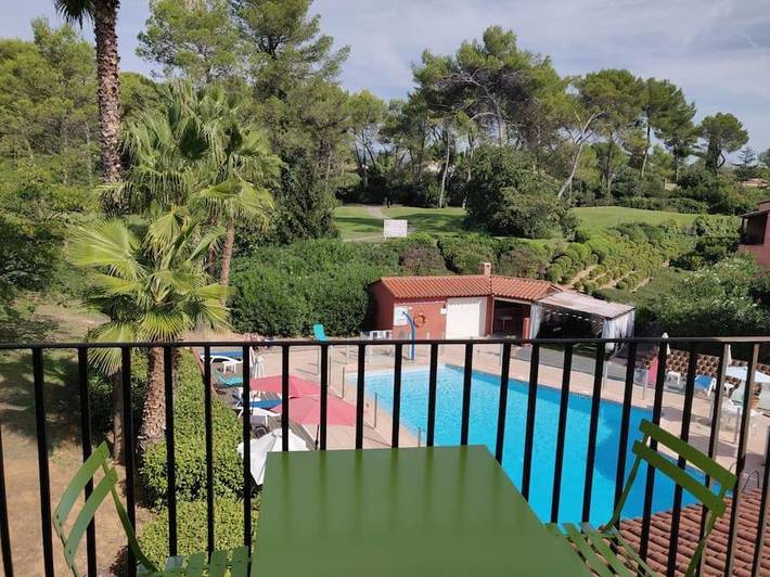 Appartement de vacances pour 4 personnes, avec jardin et balcon ainsi que vue et piscine
