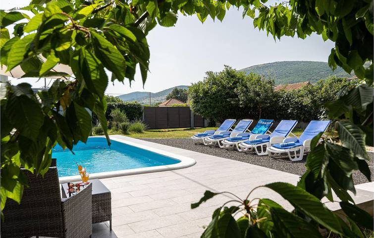 Charmantes Apartment, 2 km von Dugopolje entfernt: Apartment am Pool mit Terrasse und Parkplatz in Dugopolje, Dalmatinisches Zagora