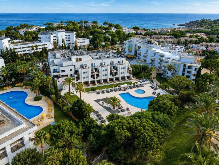 Appart’hôtel pour 3 personnes, avec Balcon et Terrasse ainsi que Jardin et Piscine