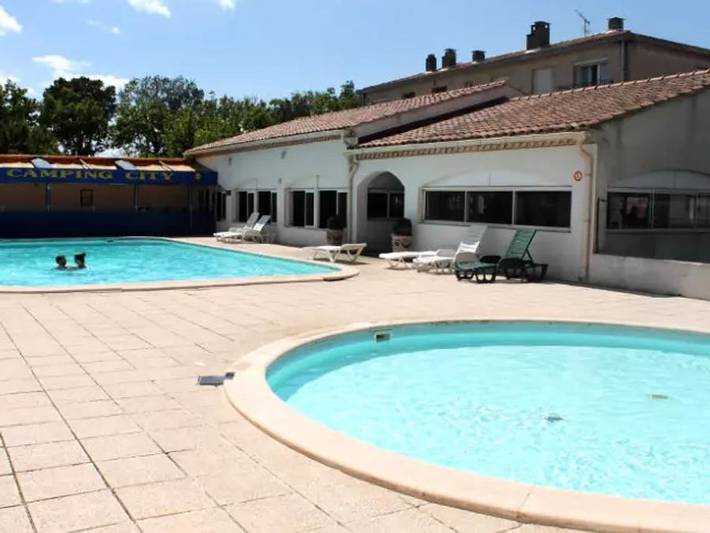 Tente pour 4 personnes, avec bassin pour enfant dans les Bouches-du-Rhône