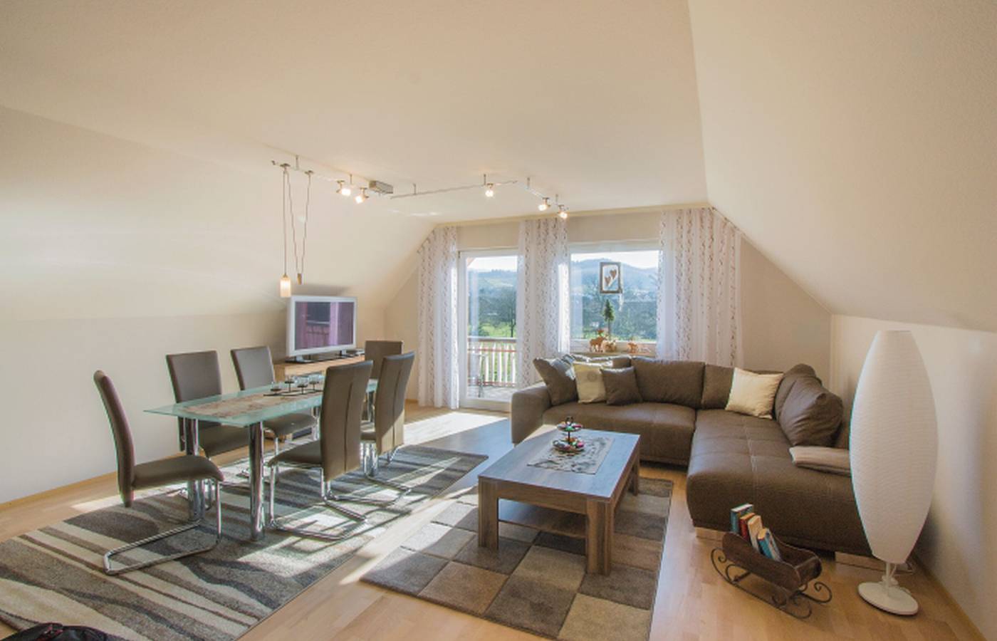 Ganze Wohnung, Apartment „Hornisgrindeblick“ mit Bergblick, Balkon und Wlan in Renchen, Mittlerer Schwarzwald