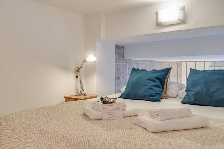 Entire apartment, Guestready - Charming Studio with Patio in Gràcia in Barcelona Centre, Barcelona