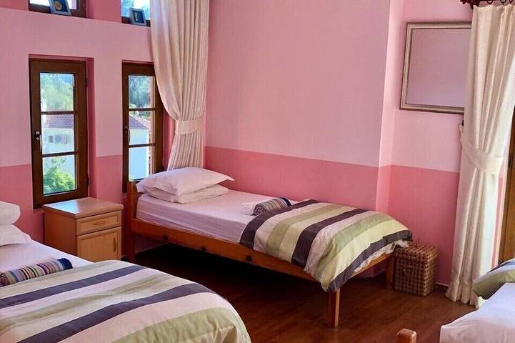 Perfekte Lage 2 Minuten zu allen Annehmlichkeiten, Bars / Bus / Restaurants und Geschäften. in Fethiye, Türkische Ägäis