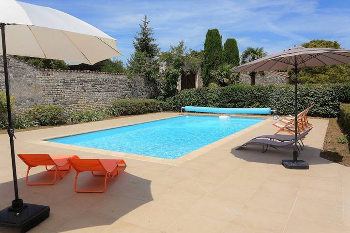 Gîte pour 2 personnes, avec terrasse ainsi que jardin et piscine