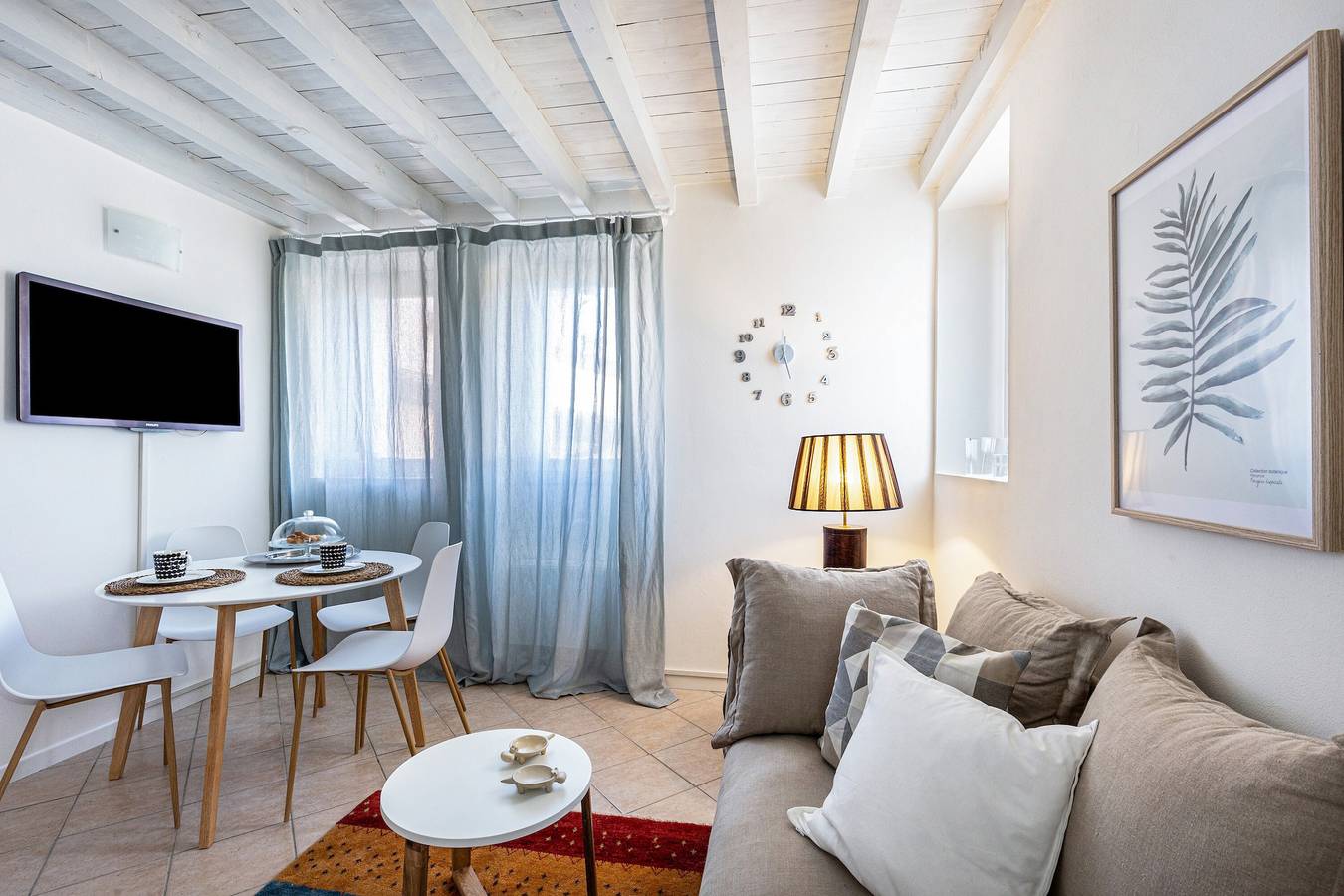 Apartamento entero, Apartamento 'Nido Di Cisano' con vistas al lago, piscina compartida y Wi-Fi in San Felice del Benaco, Montañas Garda