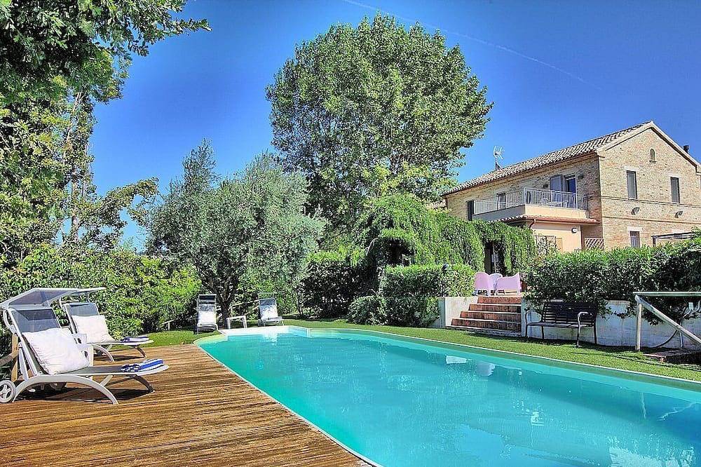 Villa Accordo: A characteristic and welcoming two-story villa surrounded by the greenery, with Free Wi-Fi. in Ostra, Ancona Provinz