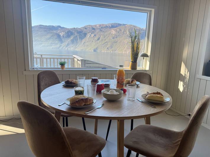 Einzigartiges Haus am Fjord in der Nähe von Preikestolen in Forsand