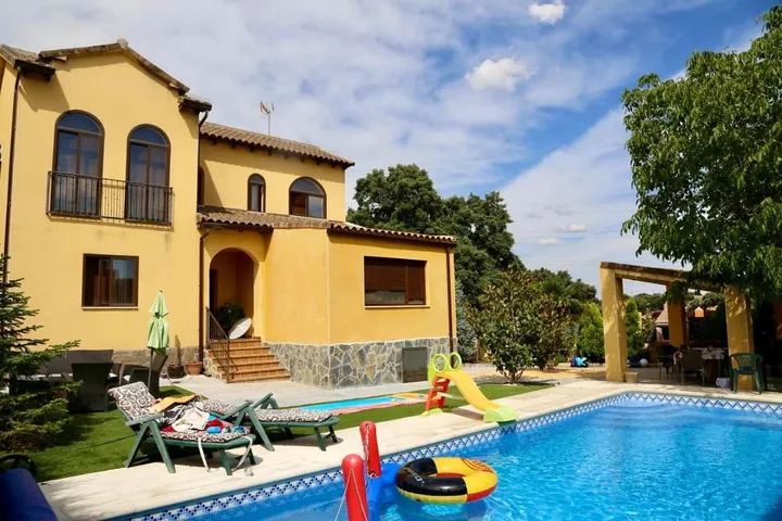 Casa de vacaciones para 6 personas, con piscina además de jardín y jacuzzi - 1