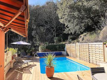 Location de vacances pour 6 personnes, avec piscine ainsi que terrasse et vue à Meyrannes