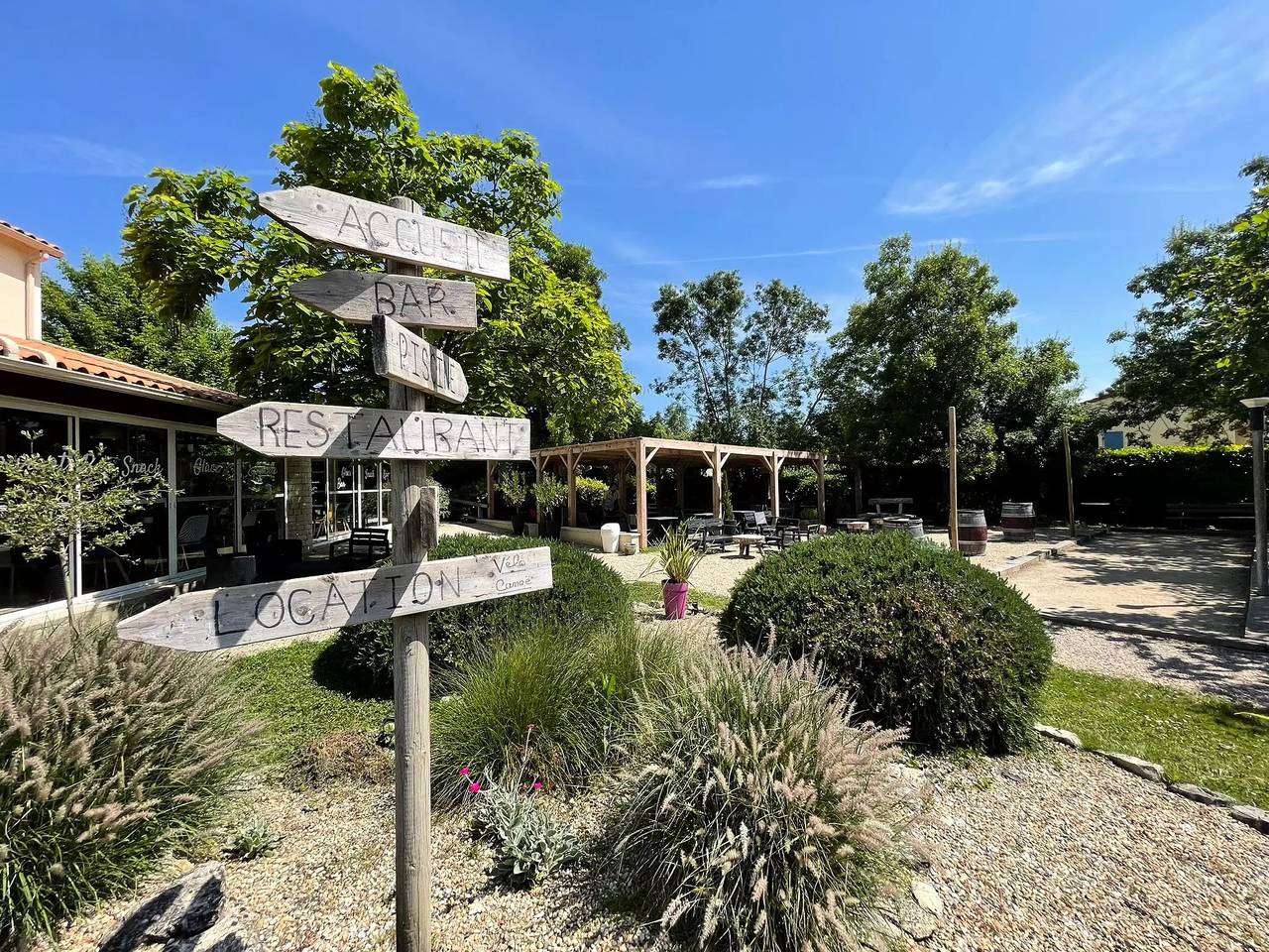 Ecolodge Toile & Bois 30m² (2 chambres - 4 personnes) dont terrasse couverte 8m² - Sans sanitaires 4 personnes in Coulon, Région de Niort