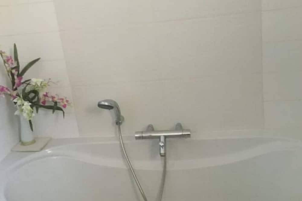 Villa 100m²+ Piscine Sécurisée Avec Cuisine D'été in Saint-Paul-et-Valmalle, Región de Lodève