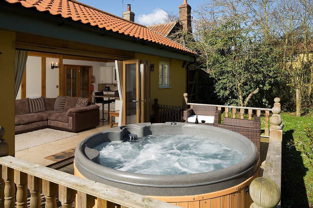 Luxury barn with private hot tub, sauna, pizza oven, dog friendly. in Suffolk