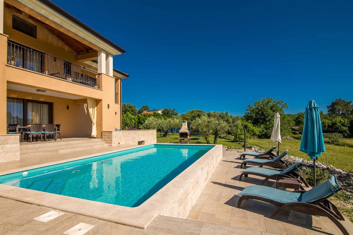 Ganze Wohnung, Apartment Villa Cecilia mit privatem Pool in Krk Stadt, Krk