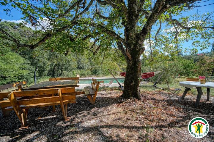 Gîte pour 2 personnes, avec piscine et jardin