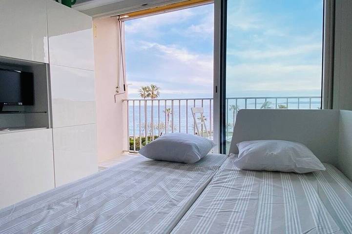 Entire apartment, Beautiful studio with airco cabin 4pers view and sea front.  WIFI and Parking in Le Lavandou, Parc national Port-Cros