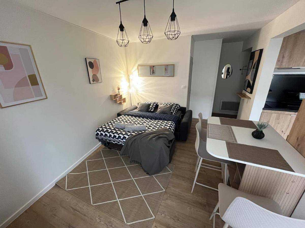 Appartement entier, Appartement moderne Wifi Fibre et Parking privé gratuit avec balcon et ascenseur in Niort, Région de Niort