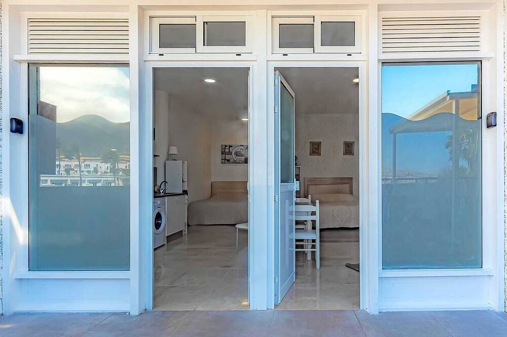 Entire apartment, Studio on the 1st line in the center of the tourist area! in Puerto Colon, Adeje