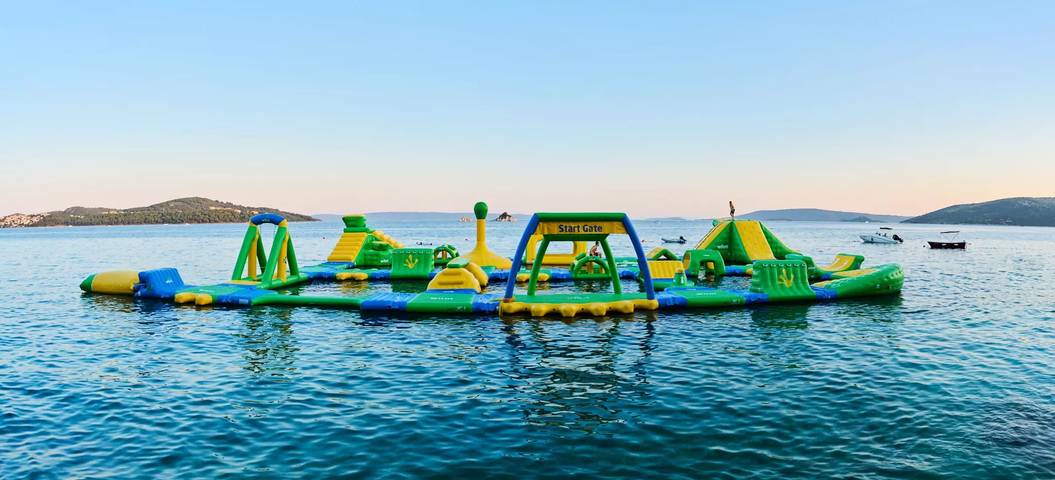 Wohnwagen für 4 Personen, mit Ausblick und Terrasse sowie Pool, mit Haustier in Sibenik - 2