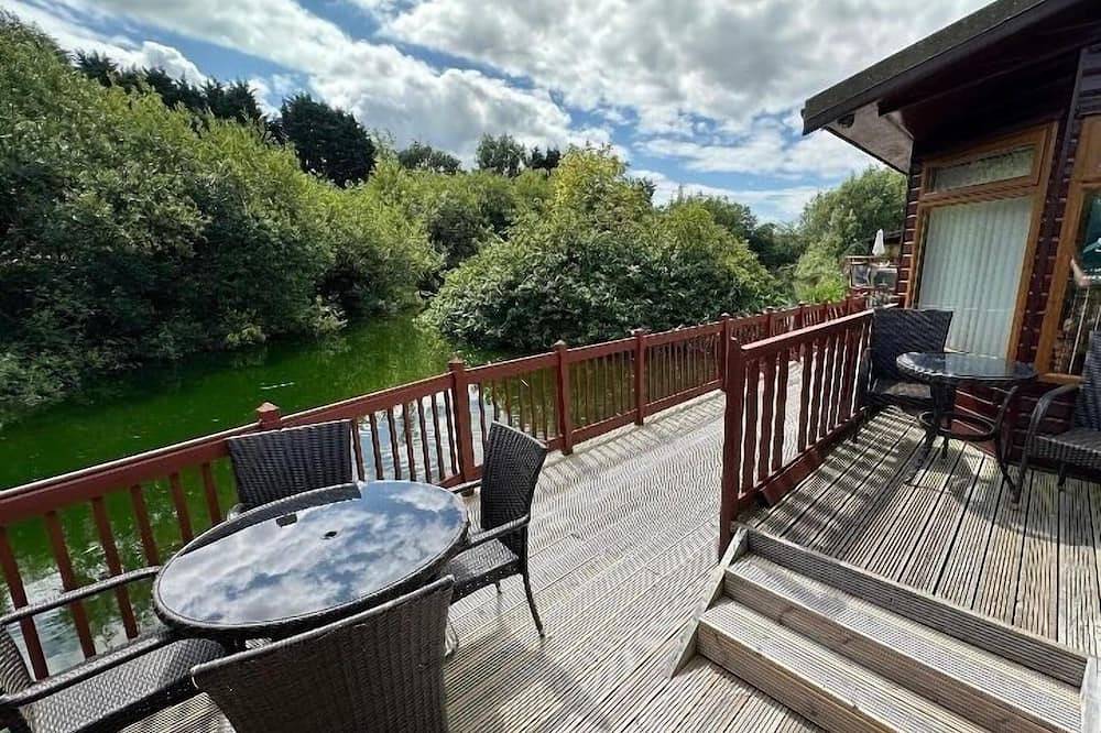 Kingfisher Cosy Lakeside Lodge in Carnforth, Lancashire