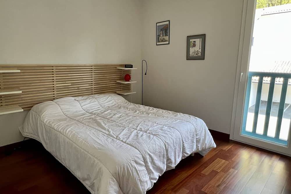 Entire apartment, Cambo-les-Bains: Modern T2 with Seasonal Pool and Parking in Cambo-les-Bains, Bayonne region