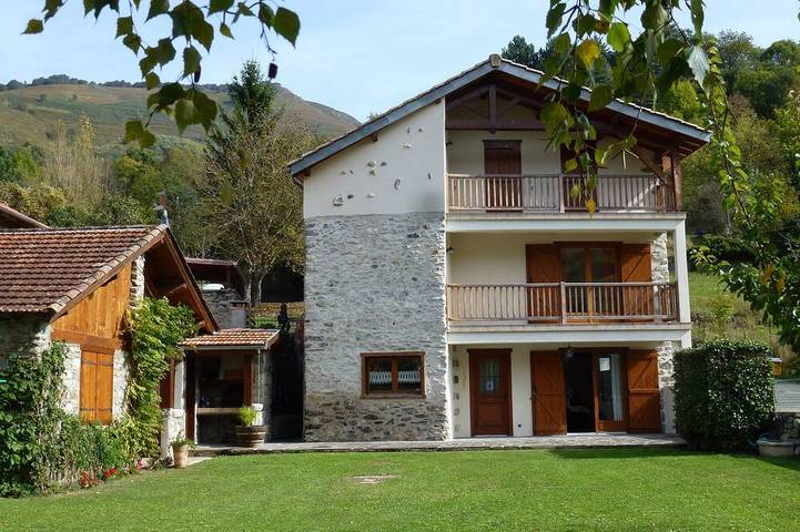Maison de campagne pour 10 personnes, avec jardin et balcon à Arnave