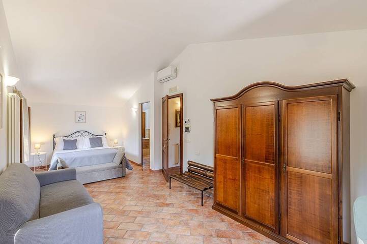 Umbria Estate 2 Villas, 2 Heated Pools , 2 Jacuzzi  Town Walking Distance in Città della Pieve, Perugia Province