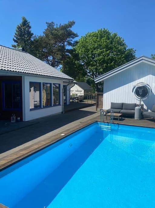 Villa für 10 Personen, mit Garten und Pool sowie Whirlpool, mit Haustier in Schweden