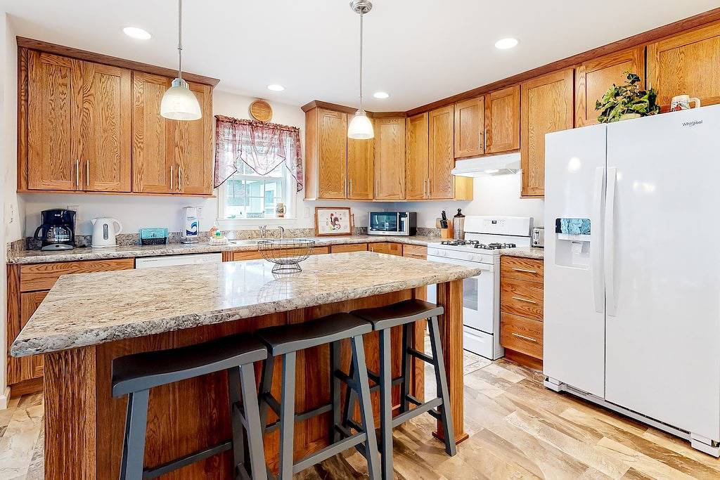 New home 3 blocks to Long Sands Beach with alfresco living in Cape Neddick, York County