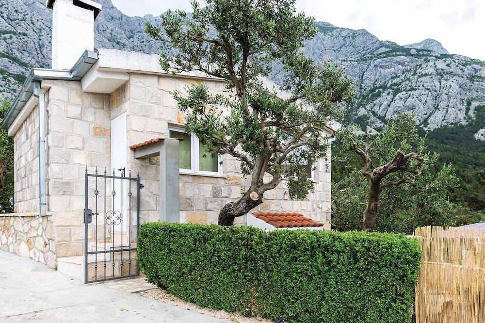 Beautiful home in Makarska with kitchen in Veliko Brdo, Makarska