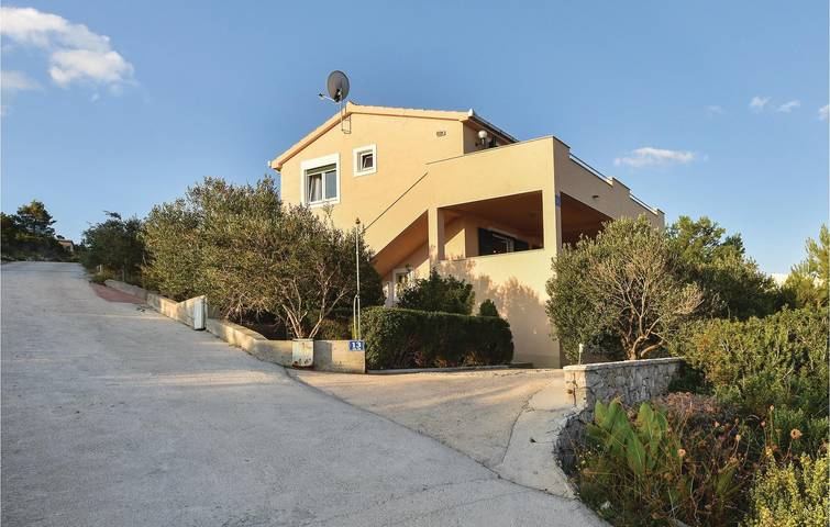 Reizende 1-Zimmer-Wohnung mit Terrasse, WLAN und Parkplatz in der Nähe der Küste von Rogac in Rogac, Solta