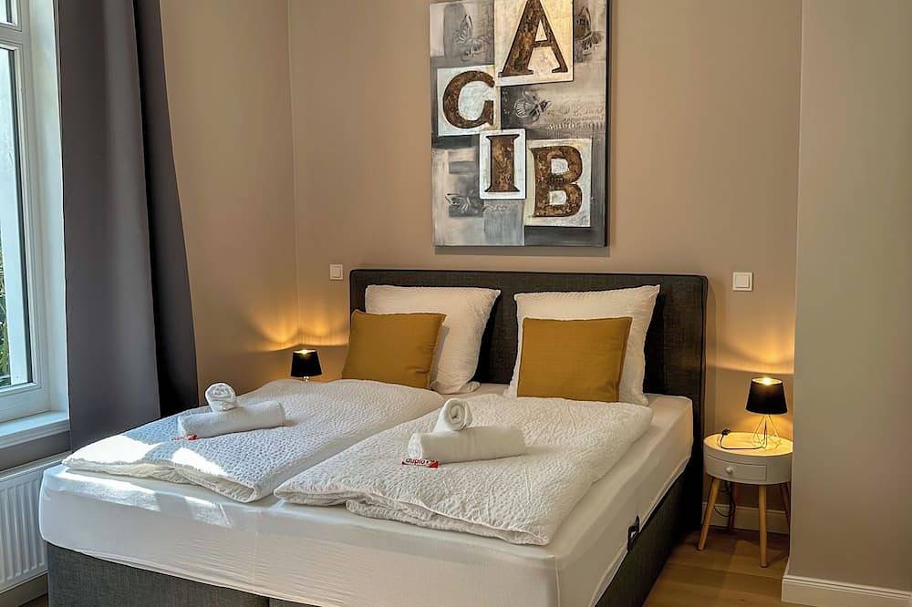 Ganze Wohnung, Uferresidenz: Altbau-Juwel am Küstenkanal mit Terrasse & Garten in Oldenburg, Nordseeküste