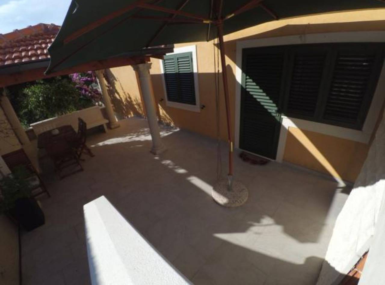 Ganzes Studio, Apartments Maritimo - Studio Apartment with Terrace in Blato, Korcula