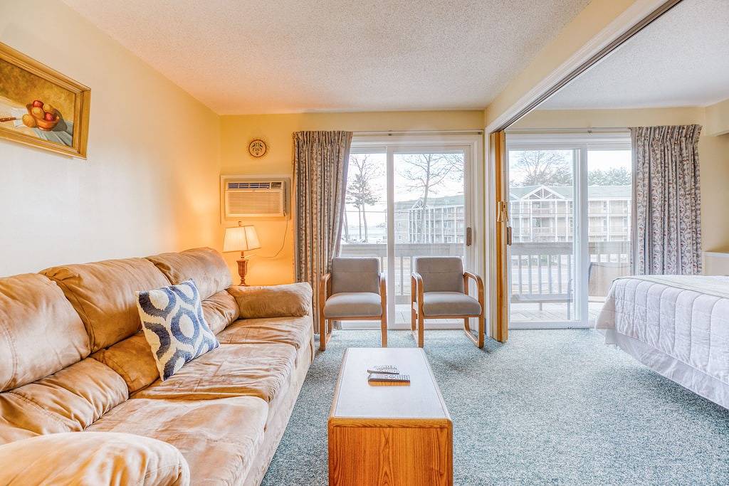 Ganze Wohnung, Haus mit Seeblick, Gemeinschaftspools, Tennis, Sauna und Privatstrand! in Gilford, Lake Winnipesaukee