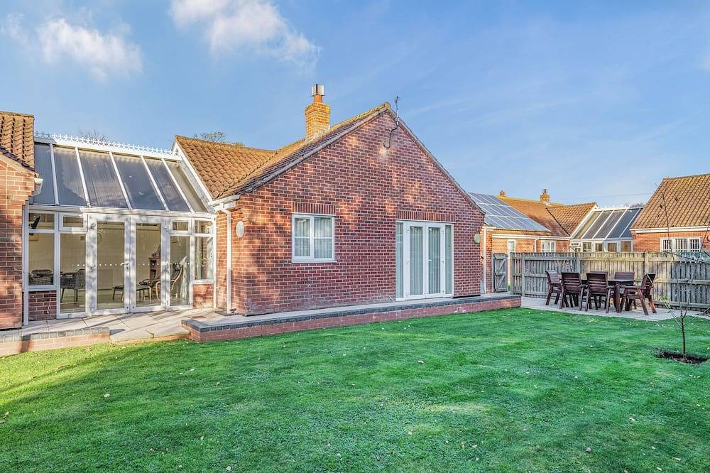 Set in a lovely location with its very own swimming pool and enclosed garden. in Sea Palling, The Broads