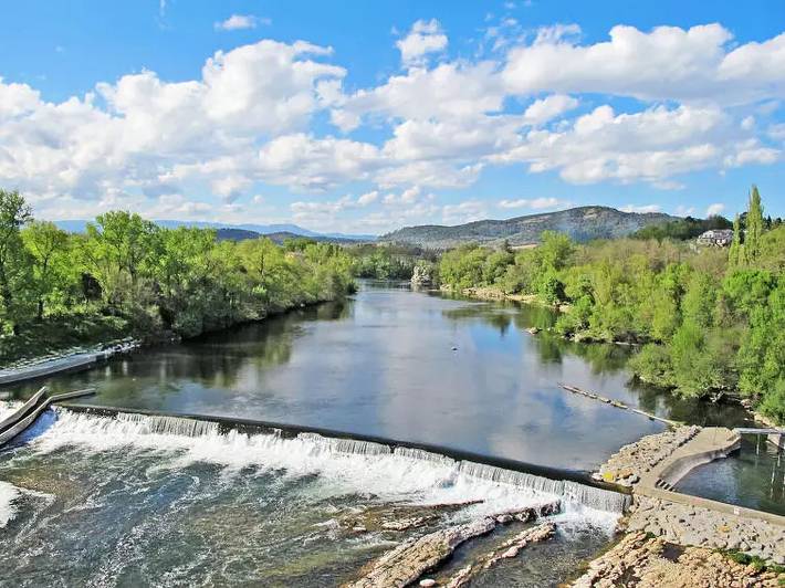 Location de vacances pour 6 personnes, avec terrasse et piscine à Salavas