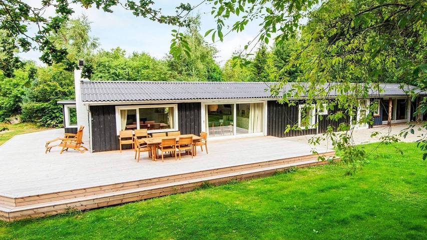 Ferieudlejning for 10 personer, med terrasse i Ry