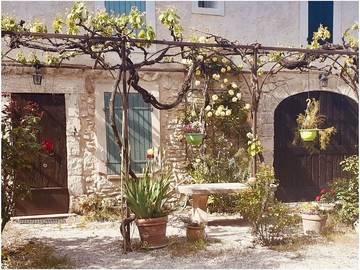 Gîte pour 8 personnes, avec terrasse et piscine à Sénas
