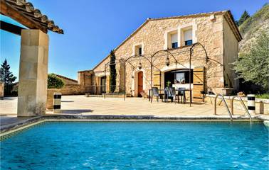 Gîte pour 8 personnes, avec terrasse à Boulbon