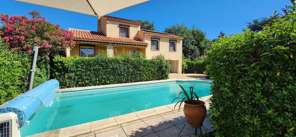 Gîte pour 8 personnes, avec jardin ainsi que terrasse et piscine