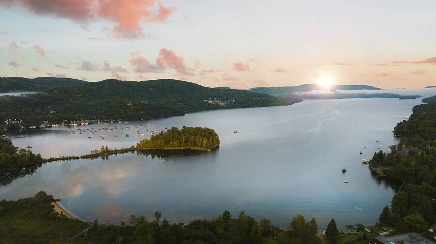 Glamping for 10 people, with garden and hot tub as well as balcony, with pets in Quebec