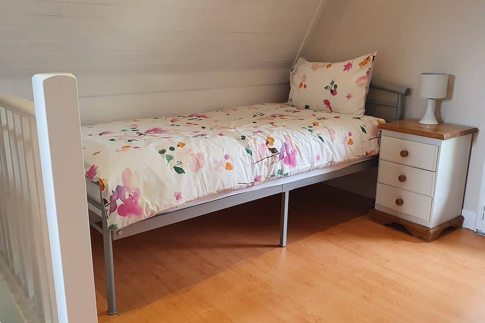 Rural 2 bedroom fully equiped Chalet, 2 of 2, by lake near Chaillac sleeps max 6 in Chaillac, Le Blanc und Umgebung