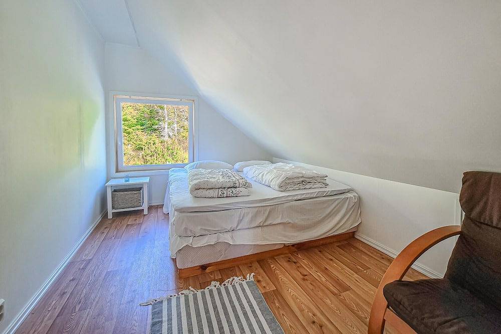 Cozy home in Sveio with Wifi in Hardangerfjord