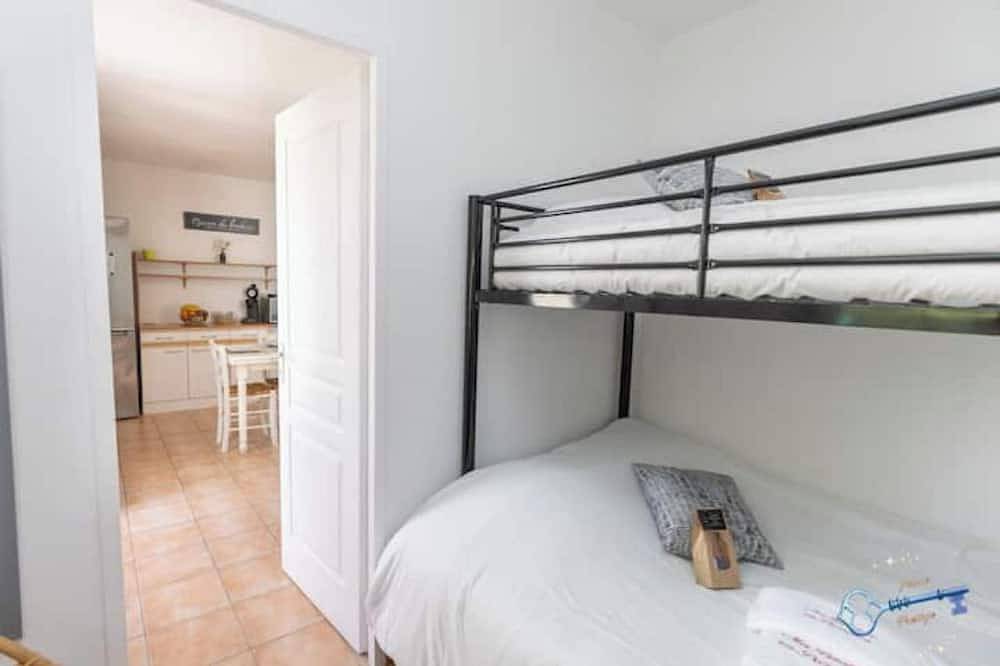 2 bedroom house in Provence with swimming pool 10 minutes from Parc Spirou in Loriol-du-Comtat, Vaucluse