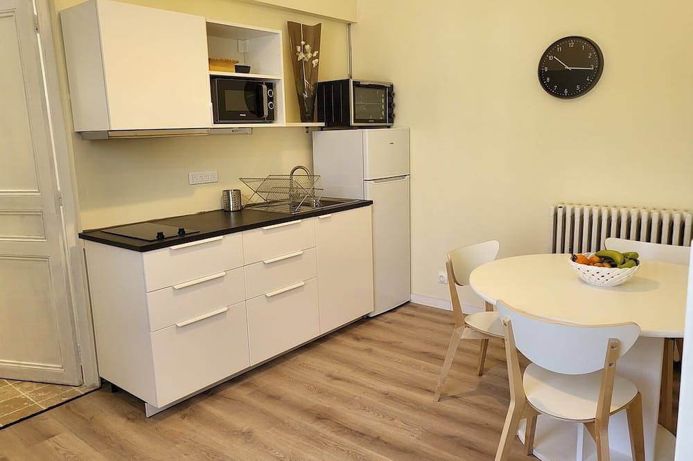 Apartamento entero, Estudio-Tradicional-Baño con bañera-Vista al patio-Ps in Gardanne, Region de Aix-en-Provence