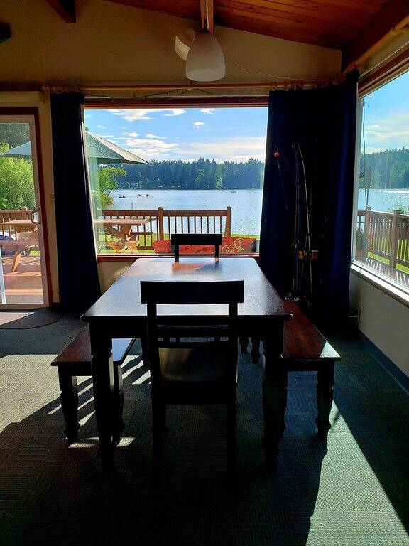 Log cabin for 4 people, with yard and hot tub as well as terrace in Whidbey Island