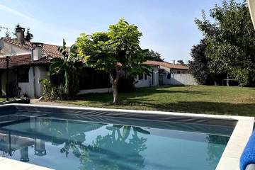 Cottage pour 12 personnes, avec jardin ainsi que vue et piscine, animaux acceptés à Saint-Yrieix-sur-Charente