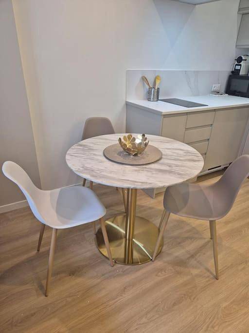 Appartement entier, One-Bedroom Apartment in Saint-Mandé, Val-de-Marne