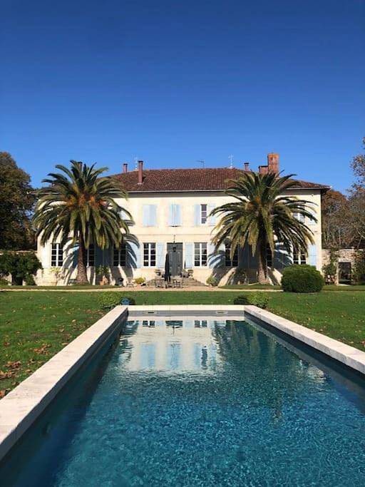 Location de vacances pour 10 personnes, avec jardin ainsi que vue et piscine à Sames