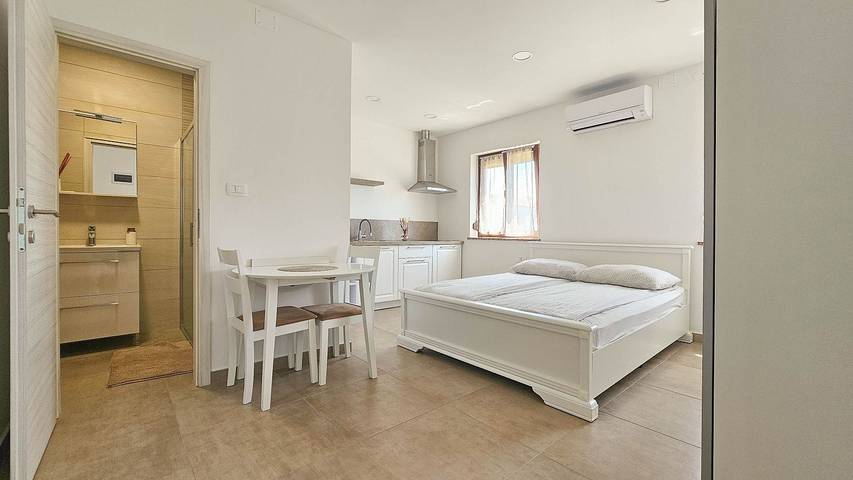 Ganze Wohnung, Elegantes Studio-Apartment mit Terrasse, WiFi, Klima in Umag, Umag und Umgebung